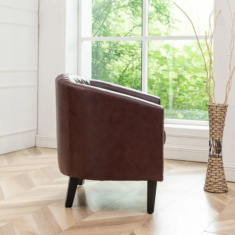 Poltrona club a botte in pelle PU trapuntata con borchie decorative
