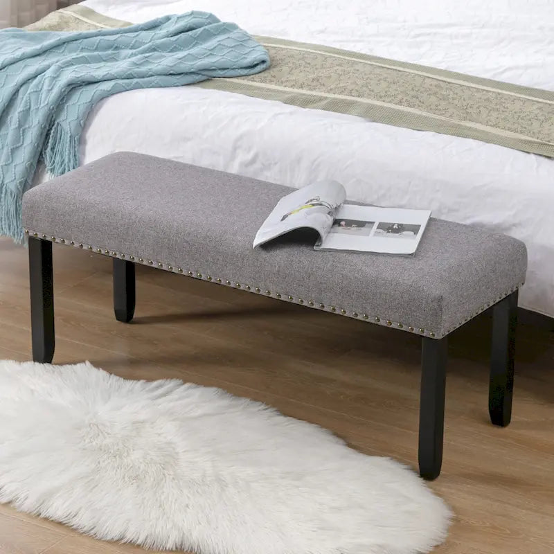 Panca moderna da 44 L con bordino a borchie, imbottita e con gambe in legno