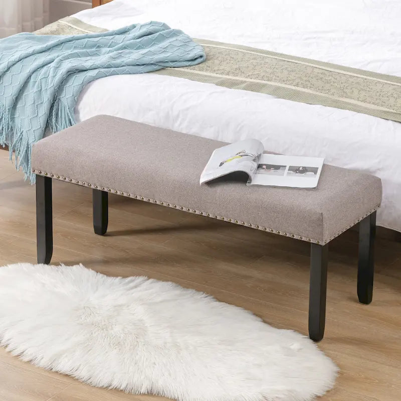 Panca moderna da 44 L con bordino a borchie, imbottita e con gambe in legno