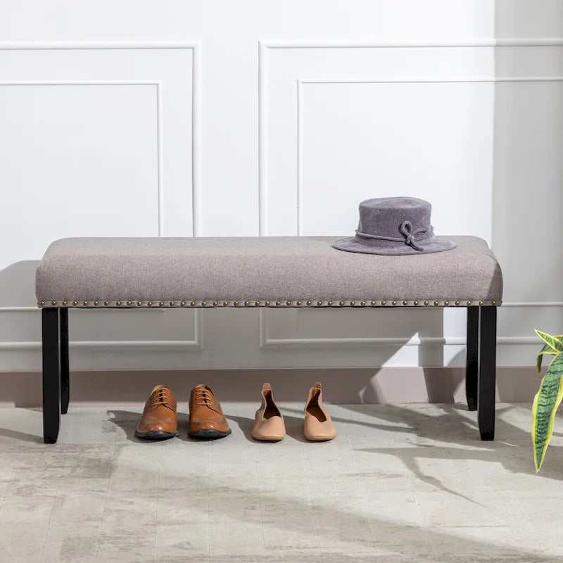 Panca moderna da 44 L con bordino a borchie, imbottita e con gambe in legno