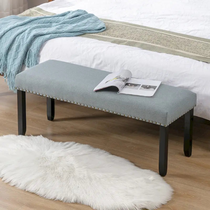 Panca moderna da 44 L con bordino a borchie, imbottita e con gambe in legno