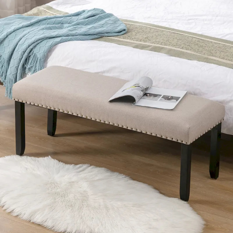 Panca moderna da 44 L con bordino a borchie, imbottita e con gambe in legno