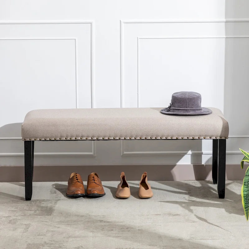Panca moderna da 44 L con bordino a borchie, imbottita e con gambe in legno