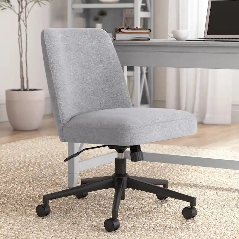 Bürostuhl mit mittelhoher Rückenlehne, ohne Armlehnen und mit Rollen