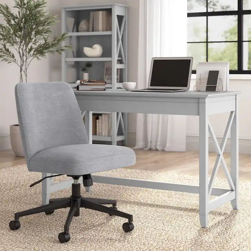 Bürostuhl mit mittelhoher Rückenlehne, ohne Armlehnen und mit Rollen